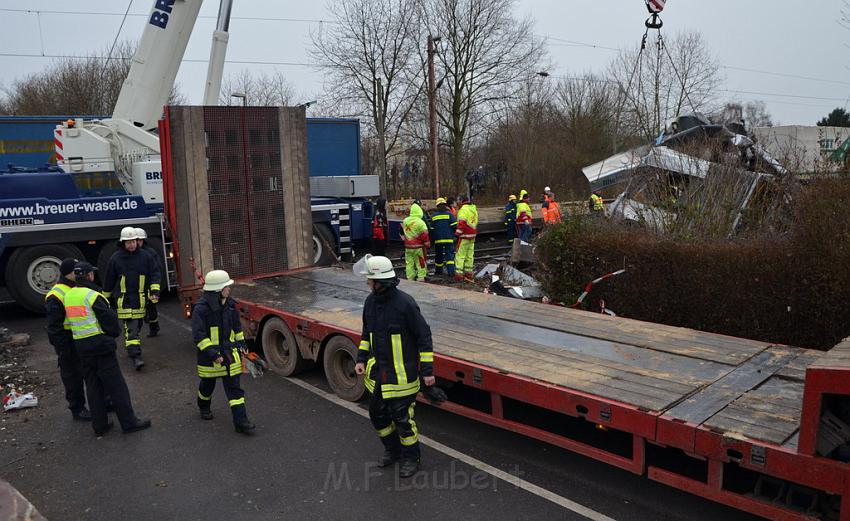 Schwerer VU Bus Zug Düsseldorf P399.JPG